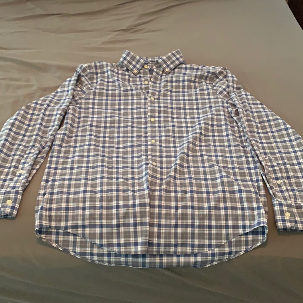 Vineyard vines classic fit shirt.